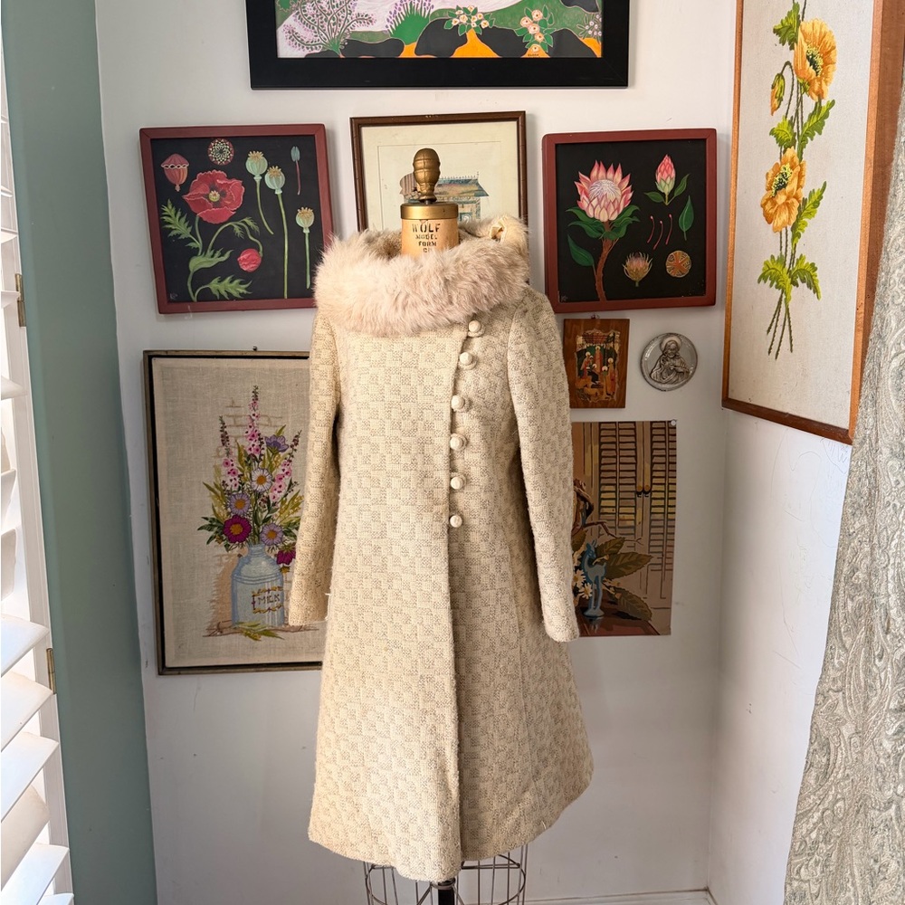 Vintage 1960s MOD Cream Fur-Trimmed Women's Coat